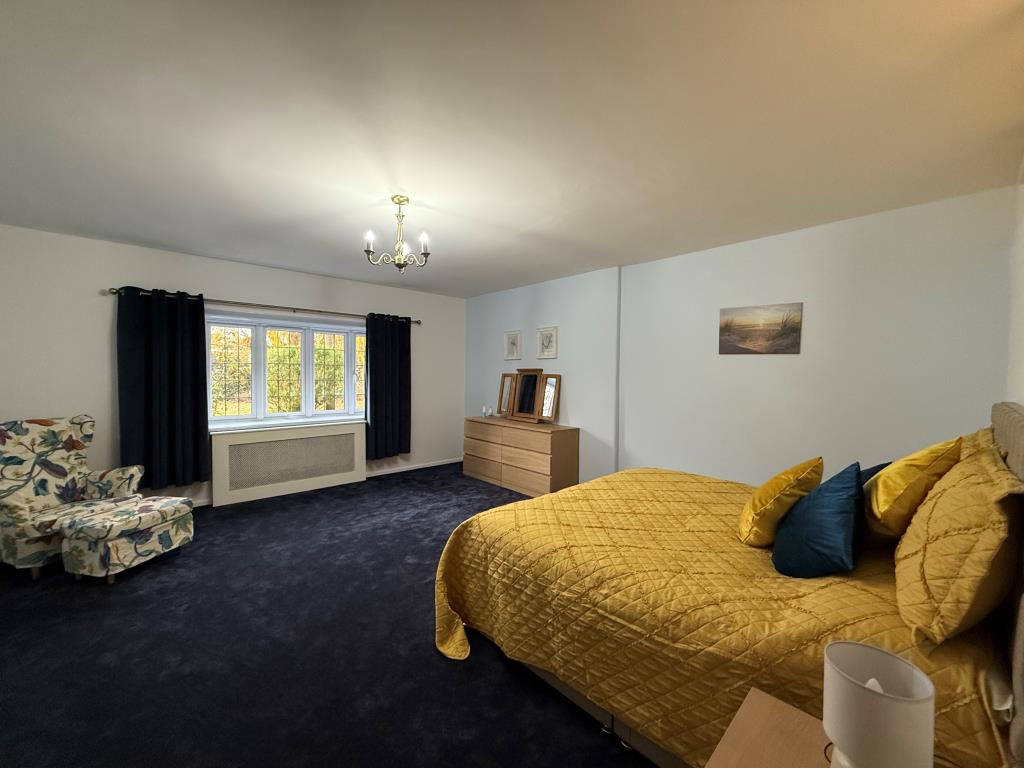 Lot: 59 - NEWLY REFURBISHED TWO-BEDROOM FLAT IN COASTAL LOCATION - Carpeted bedroom with window